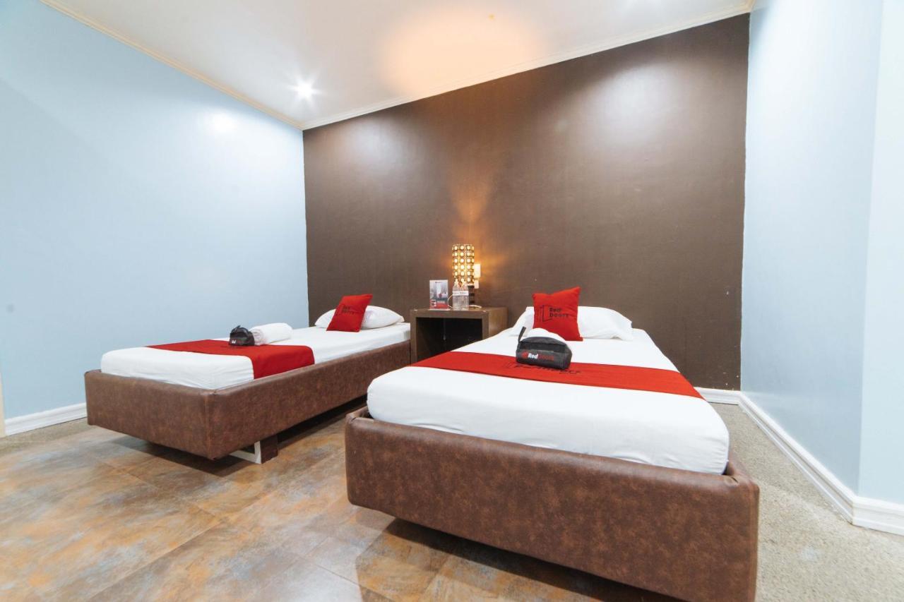 Reddoorz @ N Roldan Street Hotel Kalibo Bagian luar foto